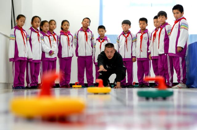 邯郸市峰峰矿区外国语实验小学的学生进行陆地冰球训练2