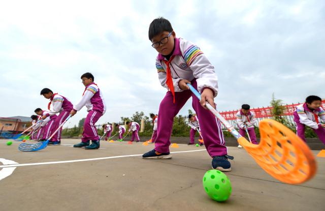 邯郸市峰峰矿区外国语实验小学的学生进行陆地冰球训练3