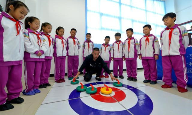 邯郸市峰峰矿区外国语实验小学的学生进行陆地冰球训练4