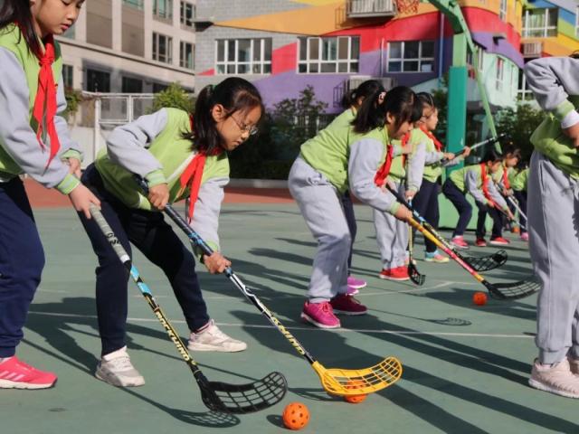 冰雪运动进校园 “奥运火炬”传进北京中小学校园2