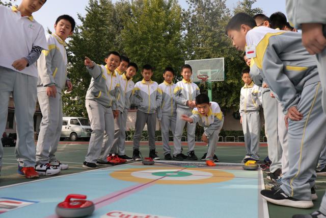 冰雪运动进校园 “奥运火炬”传进北京中小学校园5