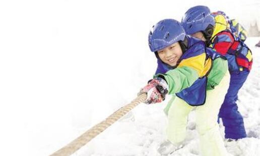 近日，在石家庄市鹿泉区冰雪小镇室内滑雪场，孩子们在雪地上进行拔河比赛。