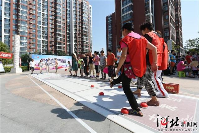 9月8日，在石家庄市新华区都市阳光小区，市民们在体验陆地冰壶运动3