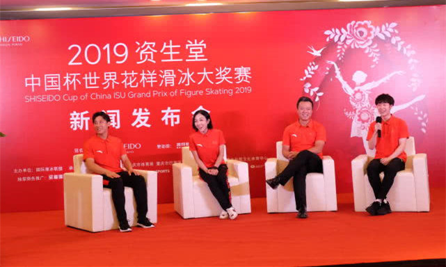 中国花样滑冰国家集训队总教练赵宏博和选手们