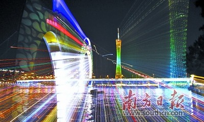 灯效装饰下的广州塔与猎德大桥相映生辉