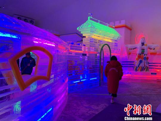 山西长治通天峡景区国际冰雕邀请赛开幕，七彩城冰雪艺术馆正式开园迎客