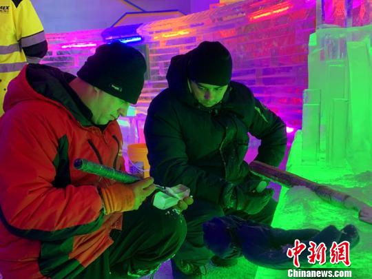 来自俄罗斯、韩国、蒙古国、塞舌尔等地的国际冰雕大师呈现的雕筑创作，让广大游客可畅游七彩冰雪世界，体验反季节的清凉