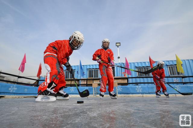 延庆区中小学生体验冰雪运动。