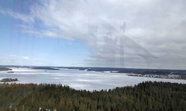 芬兰每年的冬季长达半年时间。在冰雪中穿行，贯穿芬兰整个国家的历史。(人民网记者 杨牧摄)