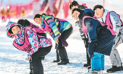 沈阳体育学院冰雪项目的小队员在训练前热身
