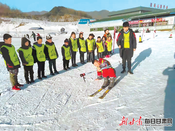 孩子们在学习滑雪