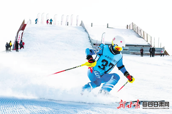 运动员在第二届甘肃省大众滑雪公开赛比赛中