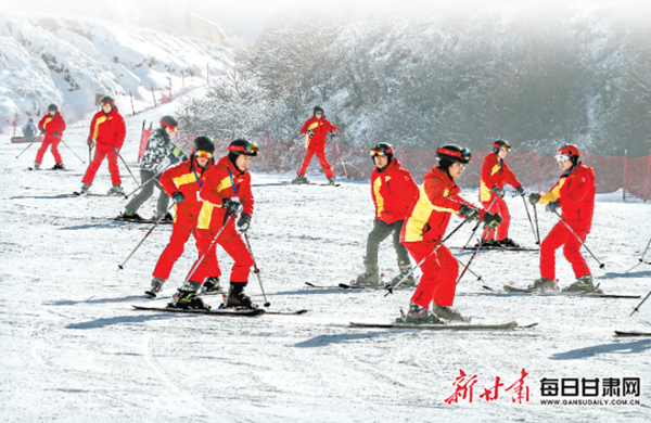 市民在永靖县凤凰山滑雪场滑雪