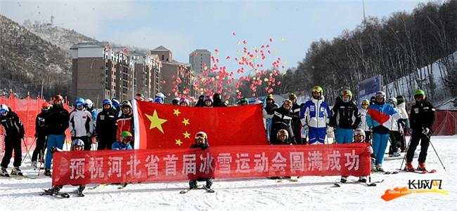 “百县百校万人同日上冰雪”活动百屏联动直播崇礼现场。