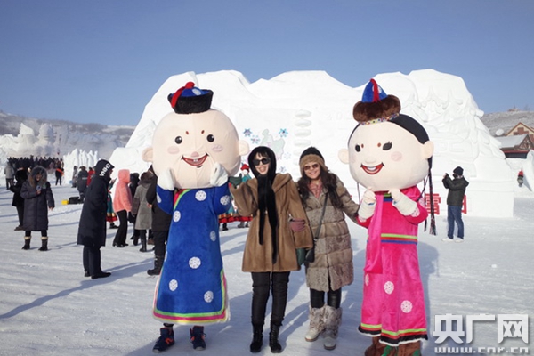 第十四届全国冬季运动会吉祥物蒙古彩娃“安达”“赛努”深受到游客喜爱