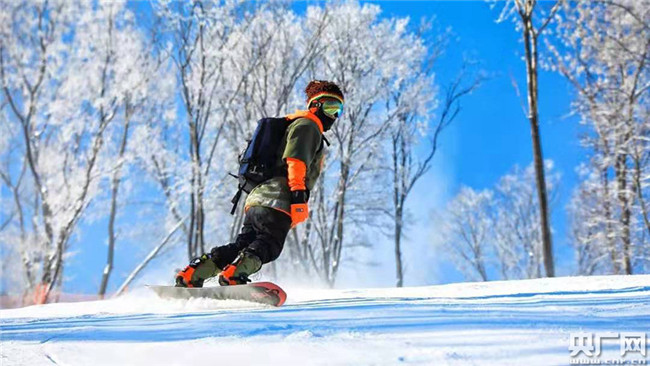 吉林万科滑雪场迎来首批滑雪者
