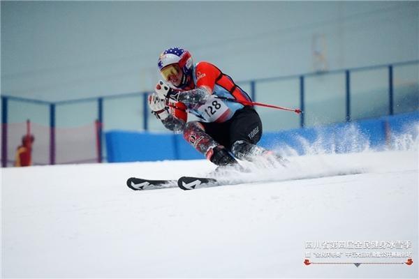 四川省第四届全民健身冰雪季滑雪公开赛融创站热血开赛2