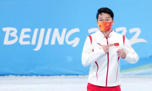任子威在北京2022年冬奥会短道速滑男子1000米颁发纪念品仪式上