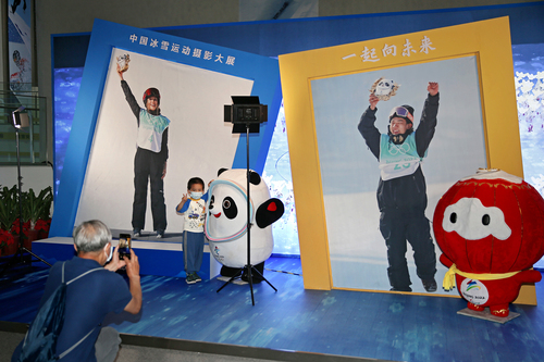  “一起向未来”中国冰雪运动摄影大展精彩亮相奥林匹克塔  3