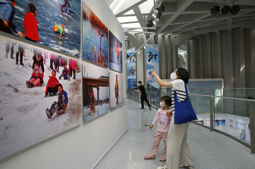  “一起向未来”中国冰雪运动摄影大展精彩亮相奥林匹克塔  4