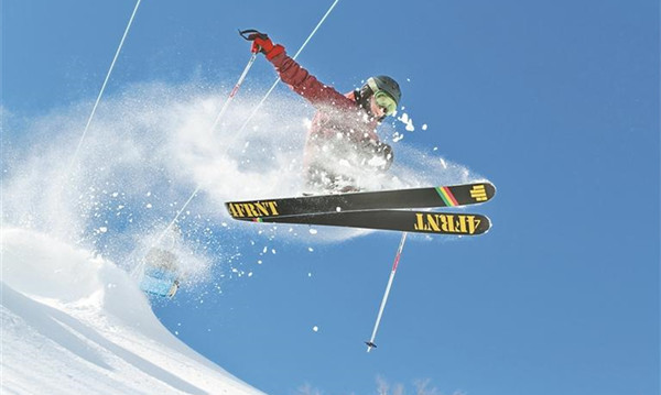 游客在亚布力滑雪旅游度假区畅滑