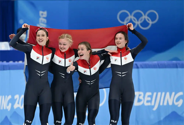 2022年北京冬奥会短道速滑女子3000米接力冠军--荷兰队选夺冠