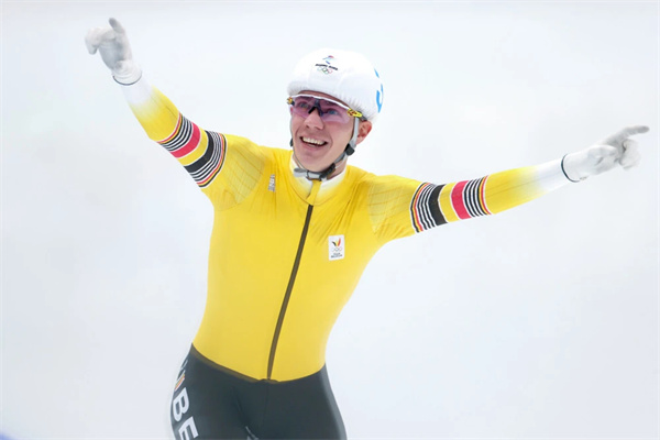 2022年北京冬奥会速度滑冰男子集体出发冠军--比利时选手巴尔特·斯温斯夺冠
