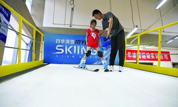 一位小朋友在包头市青少年冰雪运动实训基地体验滑雪乐趣