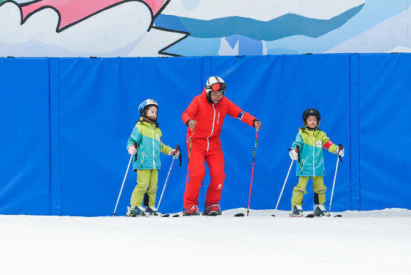 授牌仪式后，教练员带领小朋友们体验滑雪运动