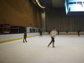室内溜冰场设计的场馆高度是多少？