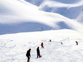 哪种类型的山坡适合建设室外滑雪场？