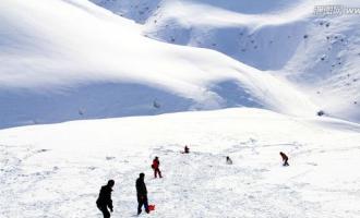 哪种类型的山坡适合建设室外滑雪场？