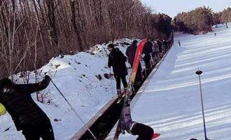 小型室外滑雪场需要安装多少条魔毯？