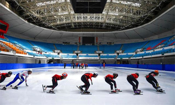 小运动员们在吉林市冰上运动中心训练馆进行训练