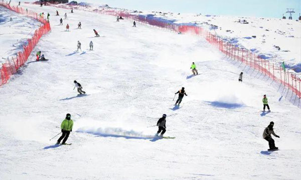 游客在可可托海国际滑雪度假区体验滑雪