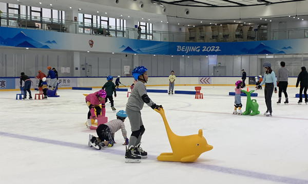 滑冰爱好者在奥运级冰面上体验滑冰乐趣