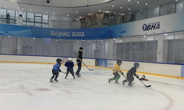 在奥运级冰场进行冰球训练，小朋友们起点很高
