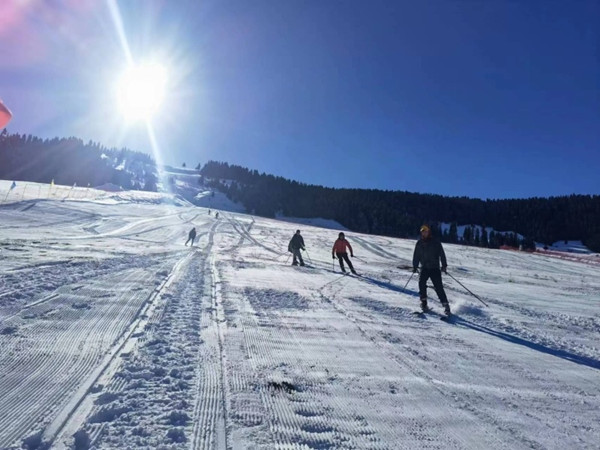 11月28日，游客在喀拉峻国际滑雪场滑雪