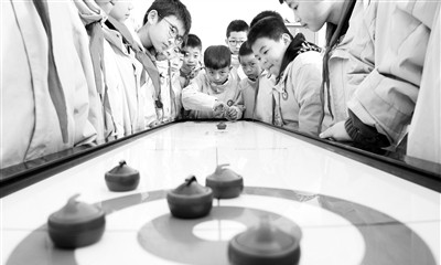 河北省滦州市第三实验小学的学生体验桌上冰壶