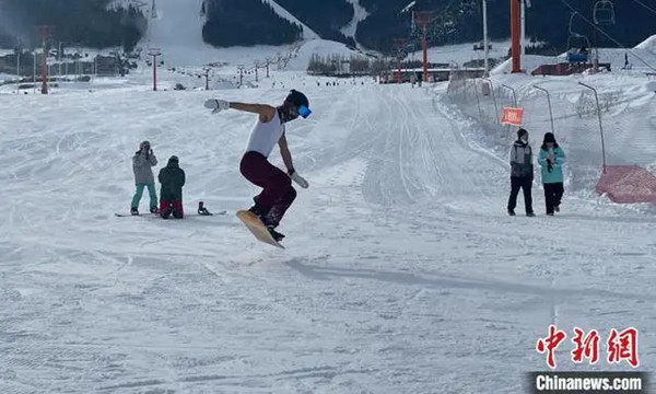 滑雪爱好者展示滑雪“特技”