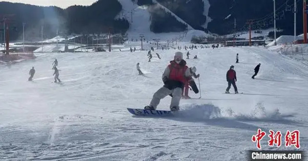 游客们纵享滑雪的欢乐
