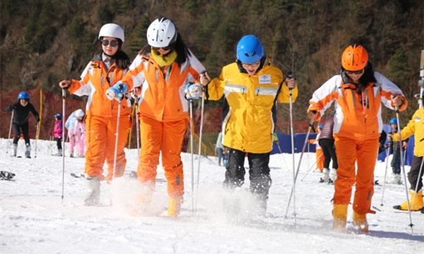 游客在紫柏山国际滑雪场滑雪