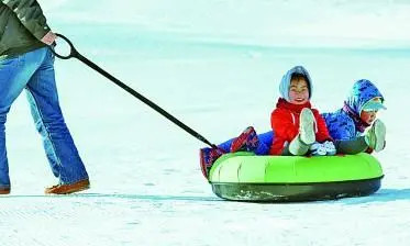 内蒙古赤峰市红山区道谷南山滑雪场里的亲子互动