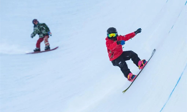 在黑龙江亚布力体育训练基地，一名滑雪运动员在进行训练。