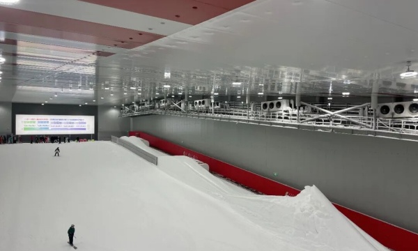 正定热雪奇迹室内雪道
