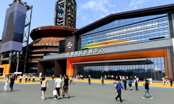 铭星冰雪参展2025服贸会，展示室内滑雪场沙盘模型