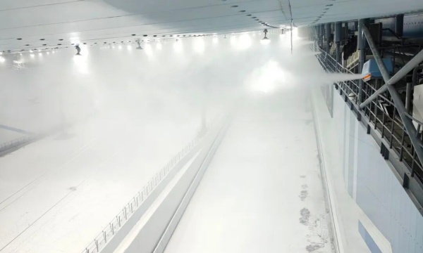 深圳前海·华发冰雪世界-室内造雪机造雪中